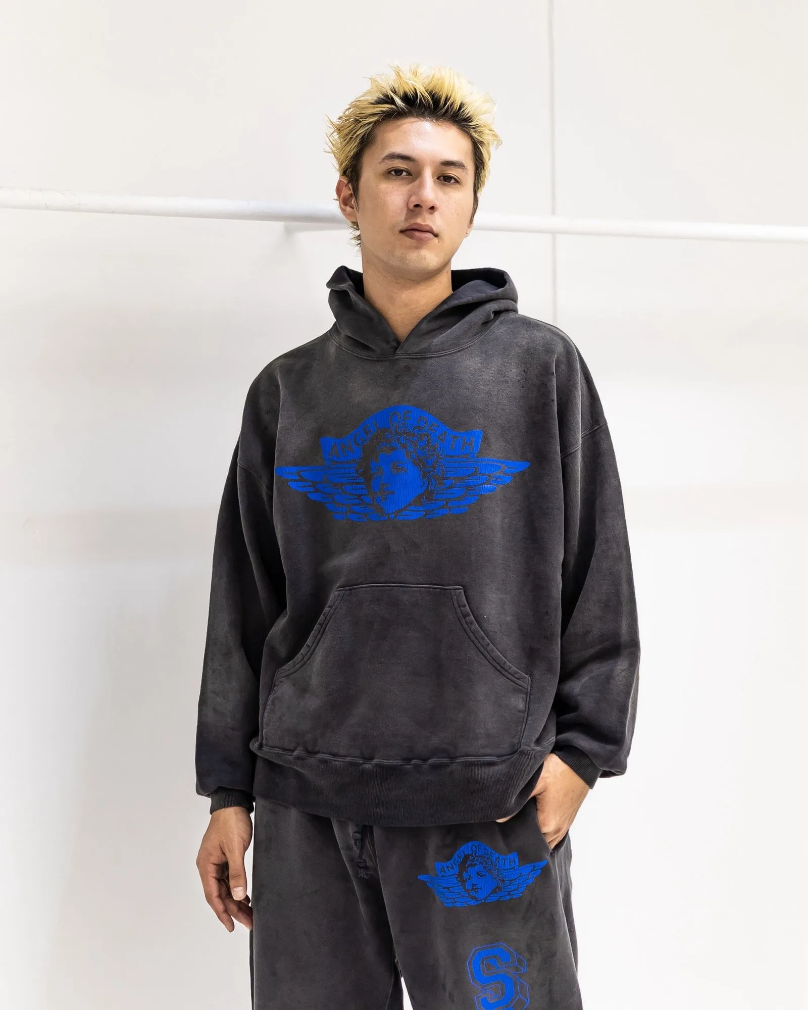 SAINT Mxxxxxx HOODIE/ANGEL/BLK 25 years new angel rebirth washed hoodie, washed black S-XL 25 years new version, revised many times, the version is more pure! Heavy washing water spray fading process, stronger distressing effect, handmade wormhole destruction treatment, genuine level distressed crack printing